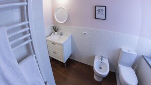 Doccia, asciugacapelli, bidet, asciugamani