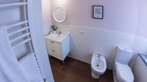 Doccia, asciugacapelli, bidet, asciugamani