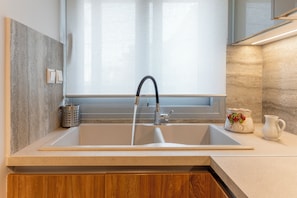 Shower, hair dryer, towels, soap - Modern Apartment Near Metro & Mall (Ilioupoli)