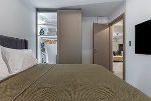 2 bedrooms, iron/ironing board, free WiFi, bed sheets - Modern Apartment Near Metro & Mall (Ilioupoli)