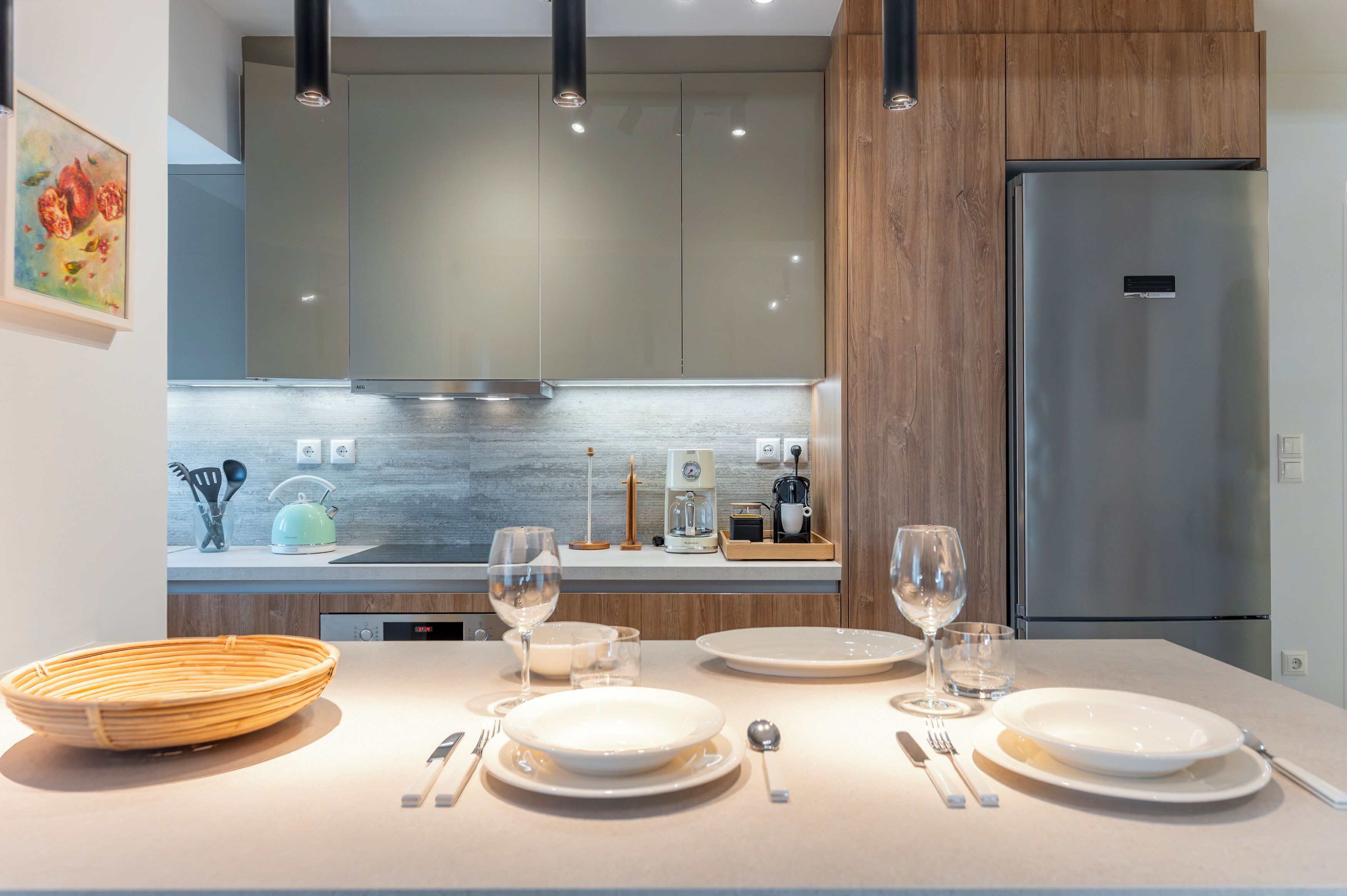Een moderne keuken met een eethoek voor vier personen.