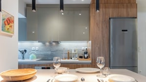Une cuisine moderne avec un coin repas aménagé pour quatre personnes.