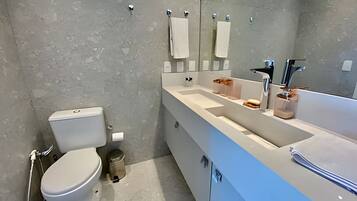 Deluxe Apartment, Balcony, Beach View | Bathroom