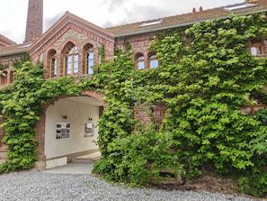 A historic building with arched windows and a brick facade. - Wellness-apartment mit Eigener Sauna und Whirlpool (Grossharthau)