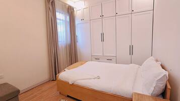 Iron/ironing board, internet, bed sheets