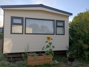 Exterior - Cozy 4-person mobile home, child- and dog-friendly, fenced in (Wemeldinge)
