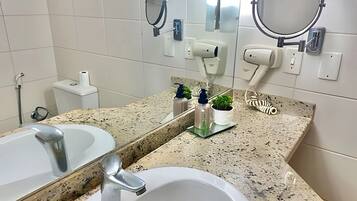 Departamento Deluxe, balcón, vista a la playa | Baño