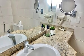 Departamento Deluxe, balcón, vista a la playa | Baño