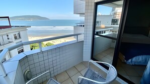 A balcony with a view of the beach and ocean. - SHB Lindo apartamento frente a praia (Santos)