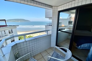 Ein Balkon mit Blick auf Strand und Meer.