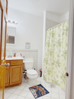 Hair dryer, towels, soap, toilet paper - Beautiful 2-bedroom apartment in vibrant Jersey City (Jersey City)