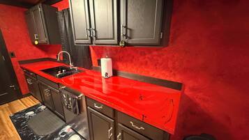 Geladeira, fogão, cooktop, talheres/pratos/utensílios de cozinha