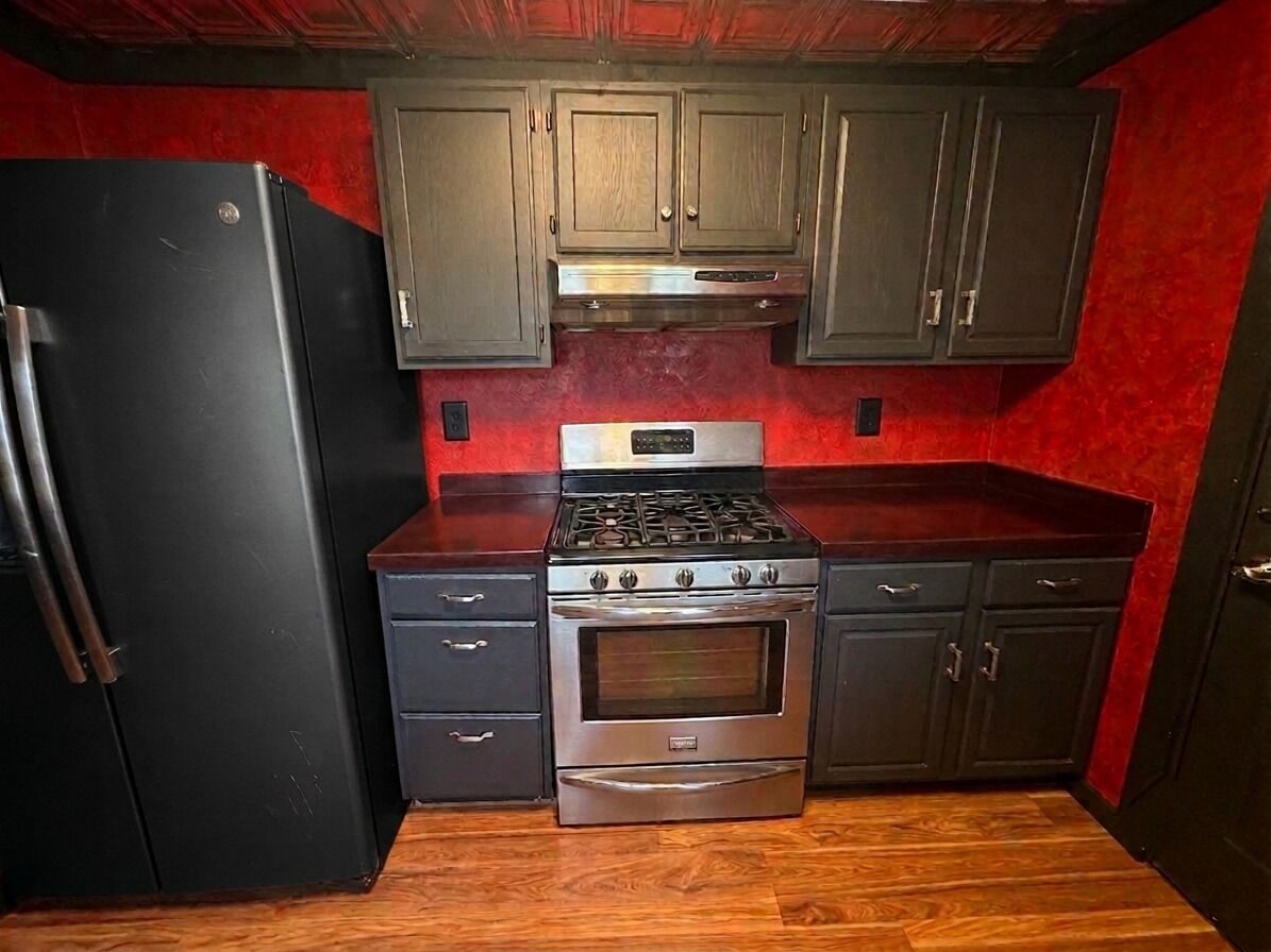 Frigorífico, horno, placa de cocina y utensilios de cocina