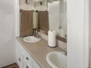 Shower, hair dryer, towels, toilet paper - Un Riconcito en el Cielo, A Little Corner of Heaven (Alamosa)