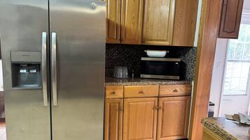 Coffee/tea maker, fridge, microwave, oven