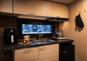 Chalet básico | Cocina privada | Refrigerador, parrilla de estufa y utensilios de cocina 