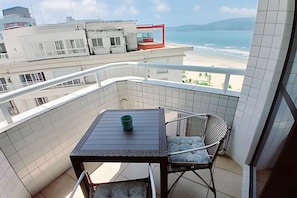 Deluxe-Apartment, Balkon, Strandblick | Speisen im Freien