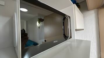 Deluxe Apartment, Balcony, Beach View | Interior