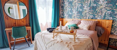 Iron/ironing board, WiFi, bed sheets