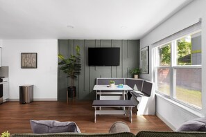 TV, offices - Cozy & Stylish 2BR with Private Patio | Sleeps 8 (Austin)