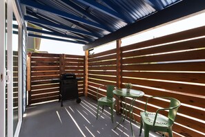 Outdoor dining - Cozy & Stylish 2BR with Private Patio | Sleeps 8 (Austin)
