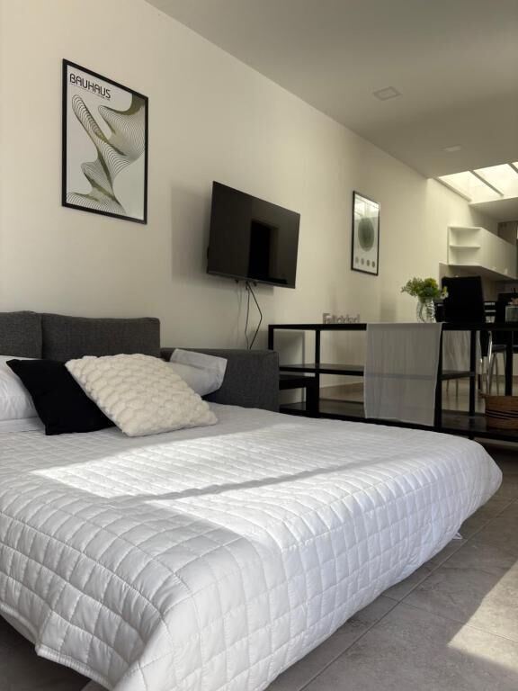 Caixa forta a l'habitació i escriptori 
