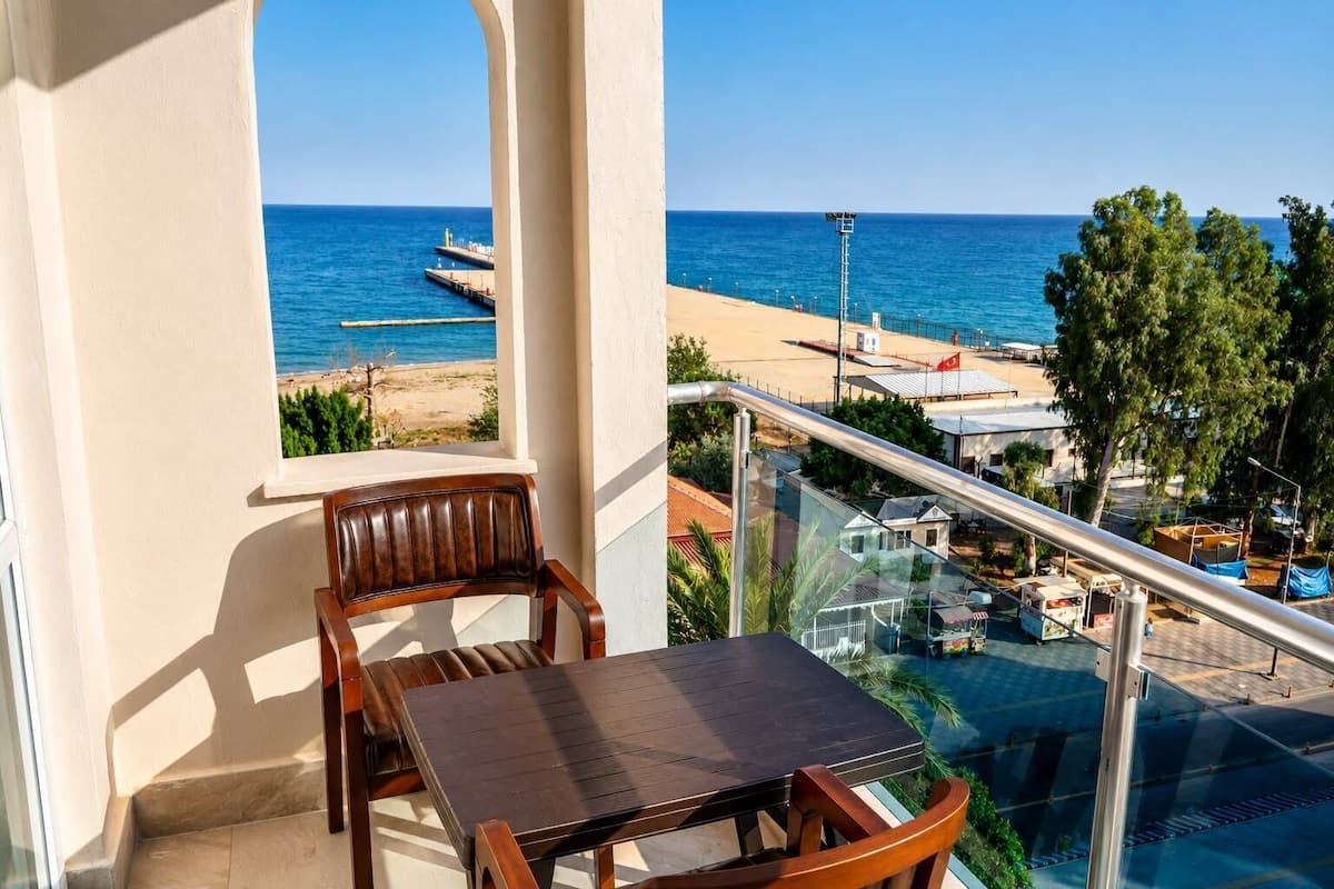 Habitación triple Deluxe, balcón, vista parcial al mar | Wifi gratis