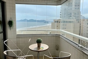 Deluxe-Apartment, Balkon, Strandblick | Speisen im Freien