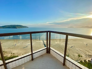 A balcony with a view of a beach and the sea. - SHB Brilho do Mar Vista para o Oceano (Santos)