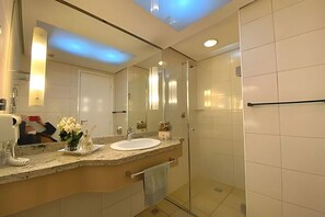 Deluxe-Apartment, Balkon, Strandblick | Badezimmer
