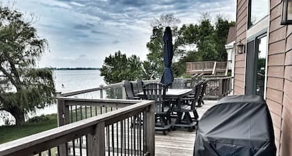 4-bedroom 3 bath lakefront home on Brandt Lake