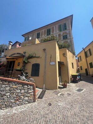 A street with a building labeled 'Al Veglia Baracca' and a stone wall. - Terrazza Palazzo Viale Cervo (Cervo)