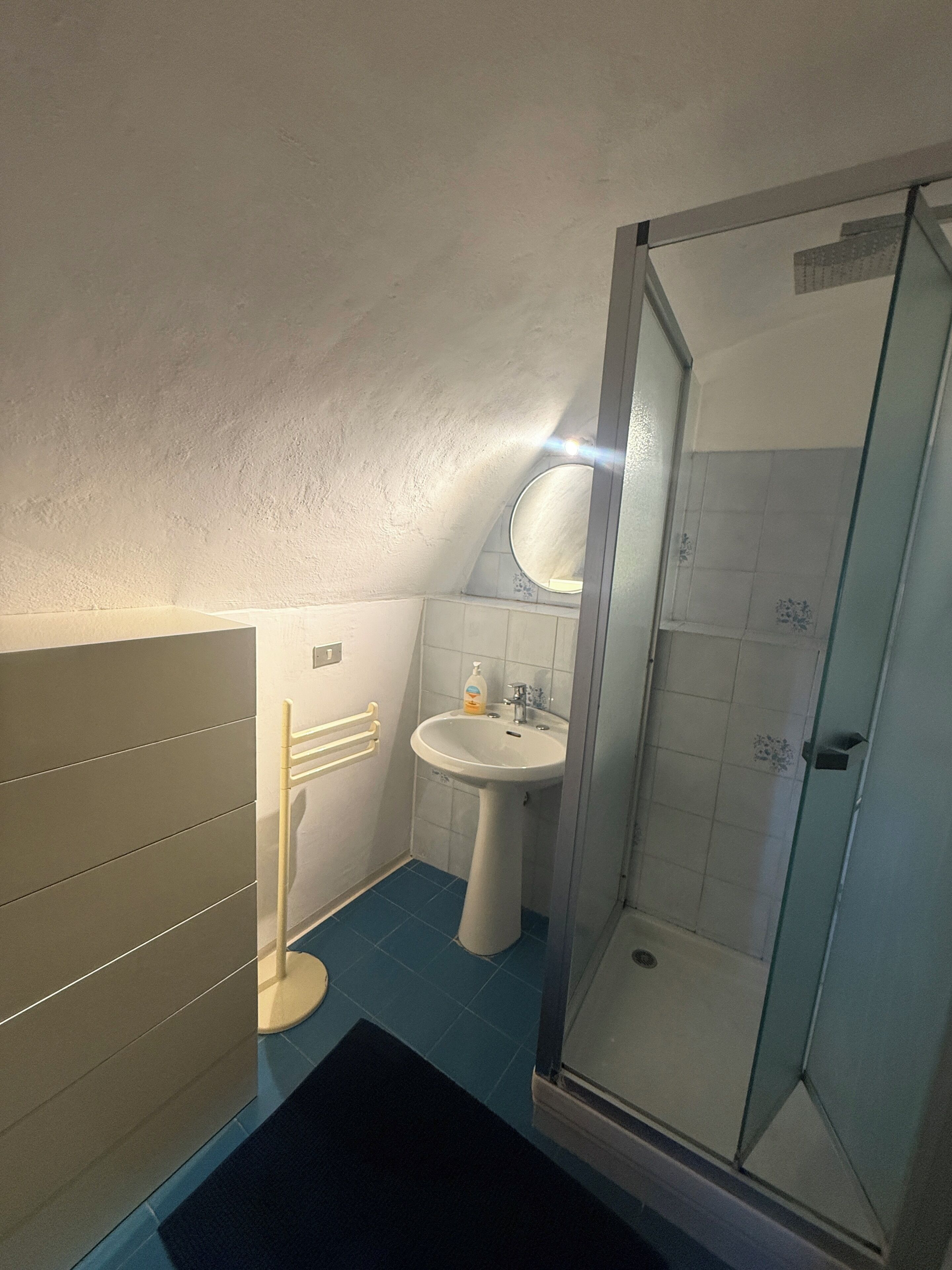 Un baño con ducha, lavamanos e inodoro.