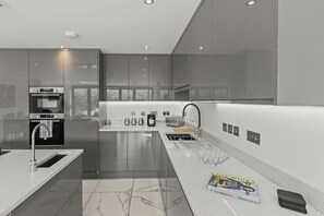 Coffee/tea maker, fridge, microwave, oven - Spacious New 4BR Home for Families & Groups (Chelford)
