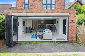Outdoor dining - Spacious New 4BR Home for Families & Groups (Chelford)