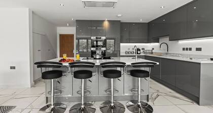Spacious New 4BR Home for Families & Groups