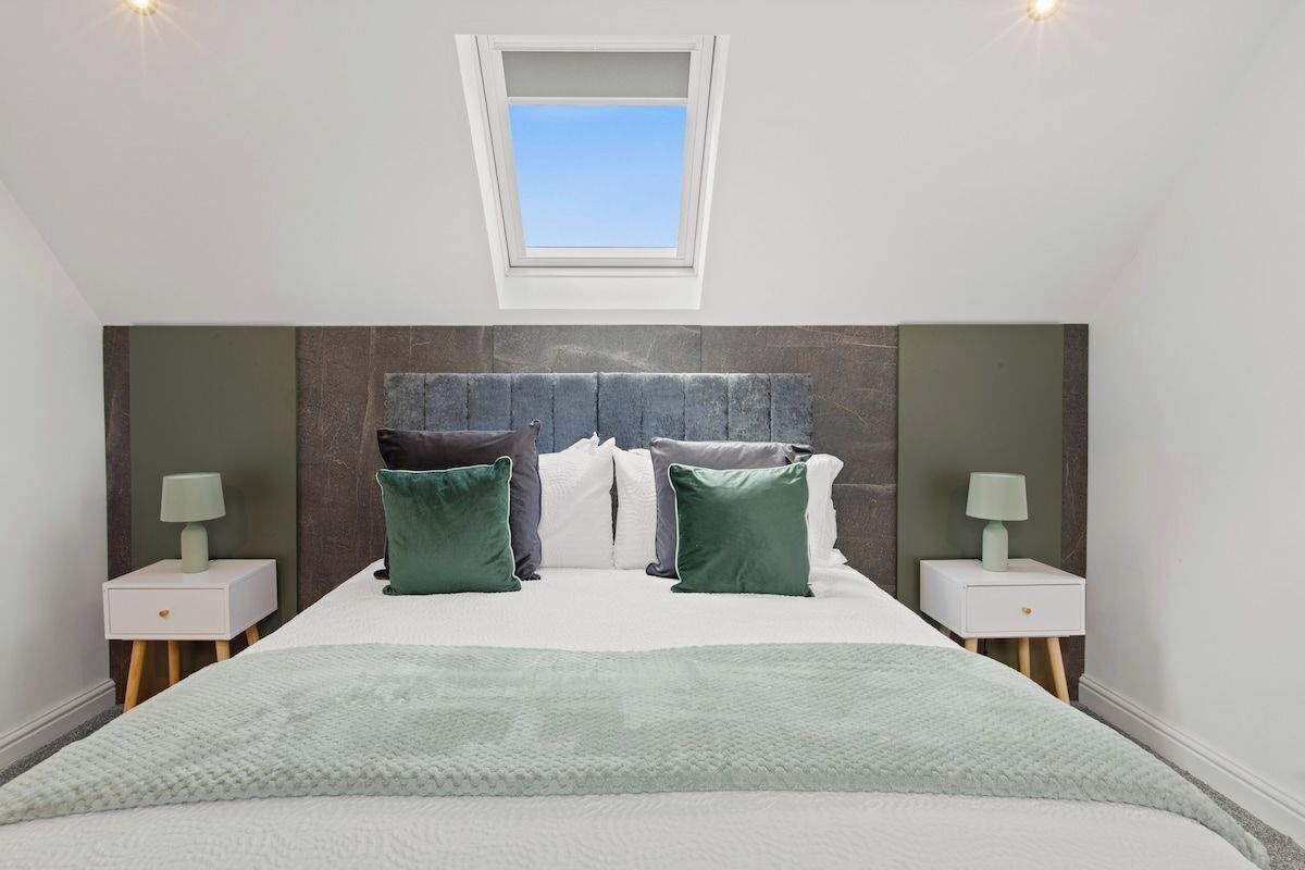 4 bedrooms, iron/ironing board, free WiFi, bed sheets