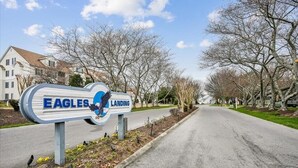 Una señal de calle con 'EAGLES LANDING' y un logotipo de ave.
