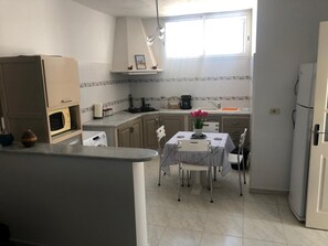 Refrigerador, microondas, placa de cocina, lavavajillas
