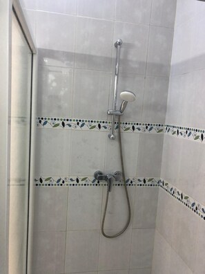 Ducha, secador de pelo, toallas, jabón