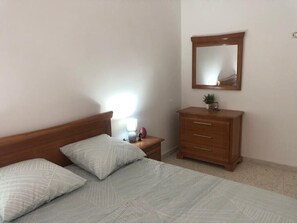 2 bedrooms, iron/ironing board, WiFi, bed sheets - Quiet house with a terrace (Houmt Souk)