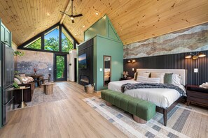1 bedroom, travel crib, free WiFi, bed sheets - Private Pond, Waterfall, Dock, Hot Tub, Sauna, Fire Pit, Secluded Tree House (Sevierville)