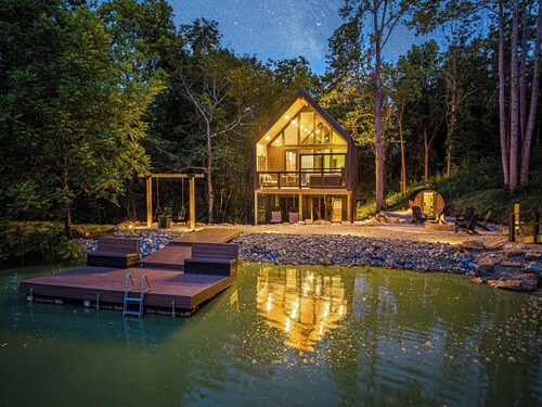 Private Pond, Waterfall, Dock, Hot Tub, Sauna, Fire Pit, Secluded Tree House