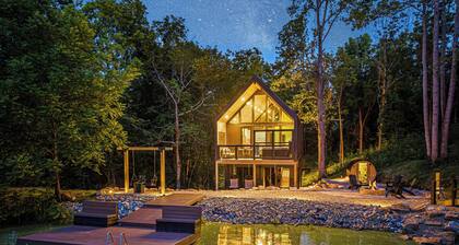 Private Pond, Waterfall, Dock, Hot Tub, Sauna, Fire Pit, Secluded Tree House
