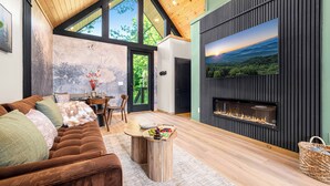 Smart TV, fireplace - Private Pond, Waterfall, Dock, Hot Tub, Sauna, Fire Pit, Secluded Tree House (Sevierville)