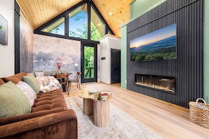 Smart TV, fireplace - Private Pond, Waterfall, Dock, Hot Tub, Sauna, Fire Pit, Secluded Tree House (Sevierville)