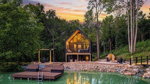 Pool - Private Pond, Waterfall, Dock, Hot Tub, Sauna, Fire Pit, Secluded Tree House (Sevierville)