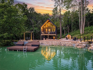 Pool - Private Pond, Waterfall, Dock, Hot Tub, Sauna, Fire Pit, Secluded Tree House (Sevierville)