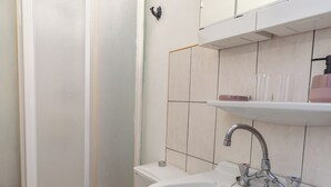 Een douche, een haardroger, handdoeken
