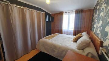 Iron/ironing board, WiFi, bed sheets